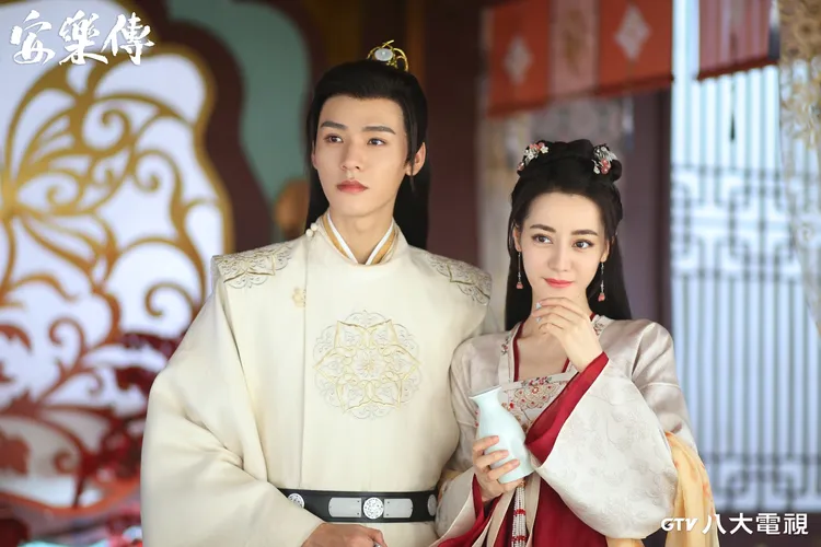 龔俊（左）面對女神迪麗熱巴，不自覺流露出害羞。八大提供