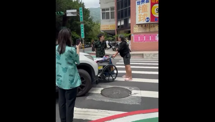 雙方在路上起爭執。翻攝自threadss.2486