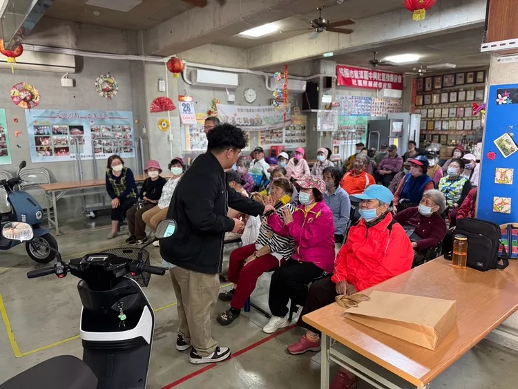 eMOVING與「桃園龍潭中興社區發展協會」共同號召，吸引近50位銀髮族共同參與。業者提供