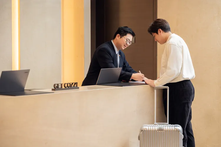 鼓勵旅客搭乘大眾運輸並且自備盥洗用品減少續住清潔需求，為每一次的住宿都為用續盡力。和逸飯店‧台北民生館/台北忠孝館提供