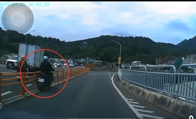 29歲王男連撞黃色導桿後受傷送醫，人卻在醫院自行離開，警方通知他自動到案做筆錄。翻攝畫面