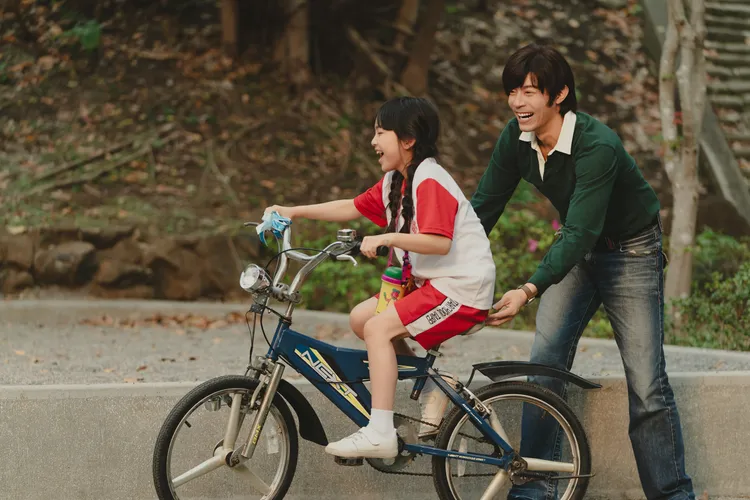 王柏傑驚喜客串演出年輕時的樂爸。Netflix提供