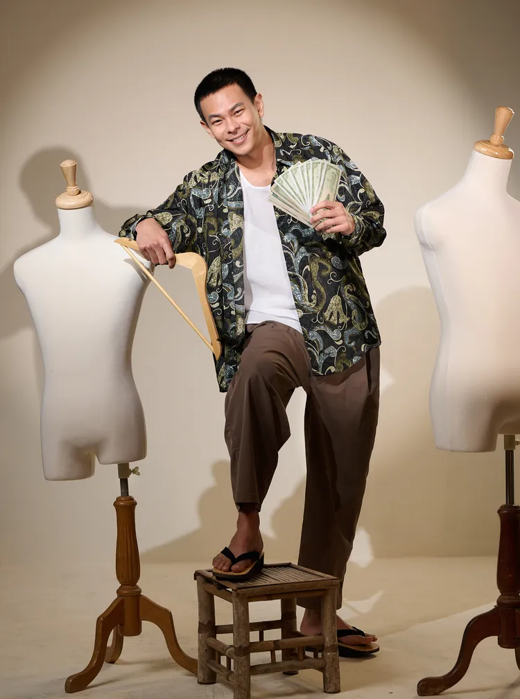 孫綻以平頭花襯衫和木屐造型亮相《寶島西米樂》。台視提供