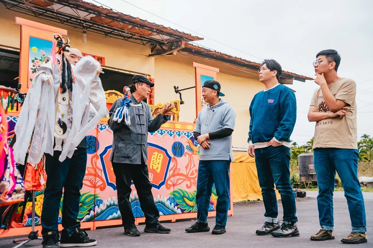 邰智源（右三）與邵大倫（右二）拜國寶學掌中戲。公視台語台提供