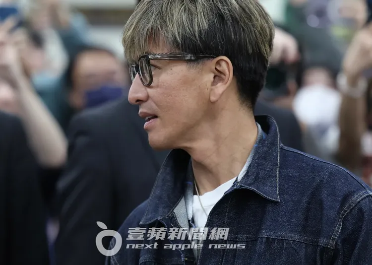 木村拓哉戴雷朋半透明黑框眼鏡，依然擋不住帥氣的側顏。特勤中心攝