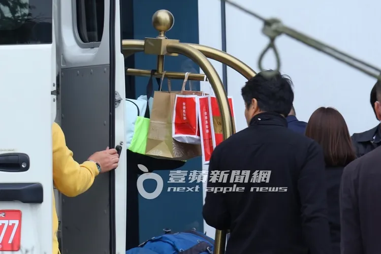 木村拓哉ㄧ抵台就帶了「佳德鳳梨酥」伴手禮回飯店享用。特勤中心攝