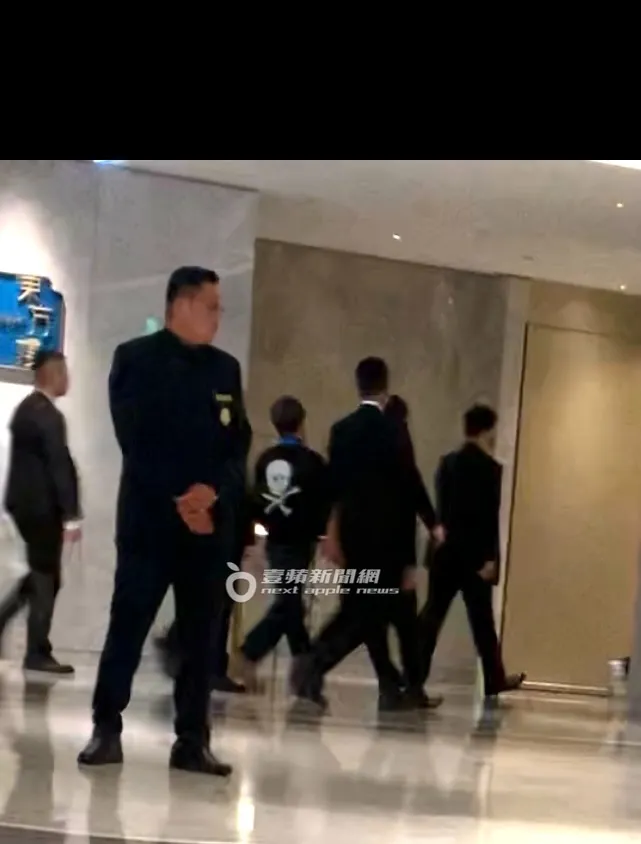 晚間，木村拓哉（中）換穿日本潮牌Mastermind Japan外套到3樓，大啖頂級粵菜料理。特勤中心攝