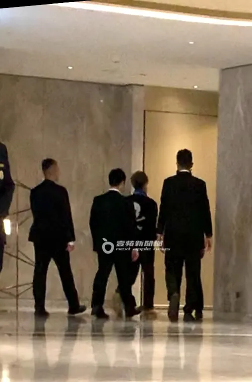 木村拓哉（中）在台北漢來大飯店3樓東方樓頂級粵菜享用晚餐，在保鑣護送下搭電梯回26樓休息。特勤中心攝