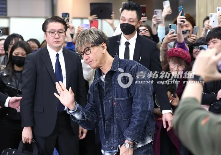 木村拓哉戴價值368萬勞力士Daytona鉑金藍面錶，脖子與手上飾品皆來自Goro’s。特勤中心攝