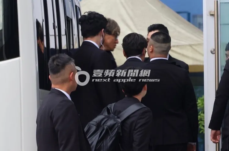 保鑣把木村拓哉包圍，層層保護。特勤中心攝