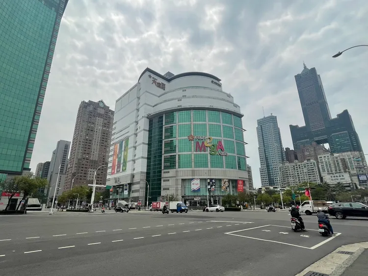 三多商圈目前單價相對北高雄漢神巨蛋商圈，有著明顯單價便宜優勢。葉家銘攝