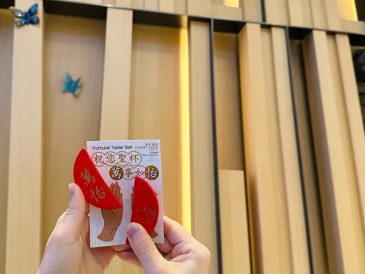 本次住房專案特別結合鄰近著名景點「行天宮」，旅人更可帶著擲筊組，造訪鄰近飯店的行天宮，來趟充滿文化探索的台北輕旅行。台北國泰萬怡酒店提供