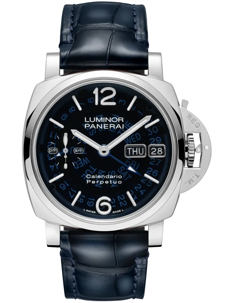 沛納海Luminor萬年曆兩地時間鉑金腕錶(PAM01575)，44mm，拋光打磨沛納海Platinumtech錶殼，藍寶石水晶玻璃錶盤，深藍色手工復古仿舊鱷魚皮錶帶，P.4100 自動上鍊機芯，動力儲存3日，防水深度50米，233萬6000元。品牌提供