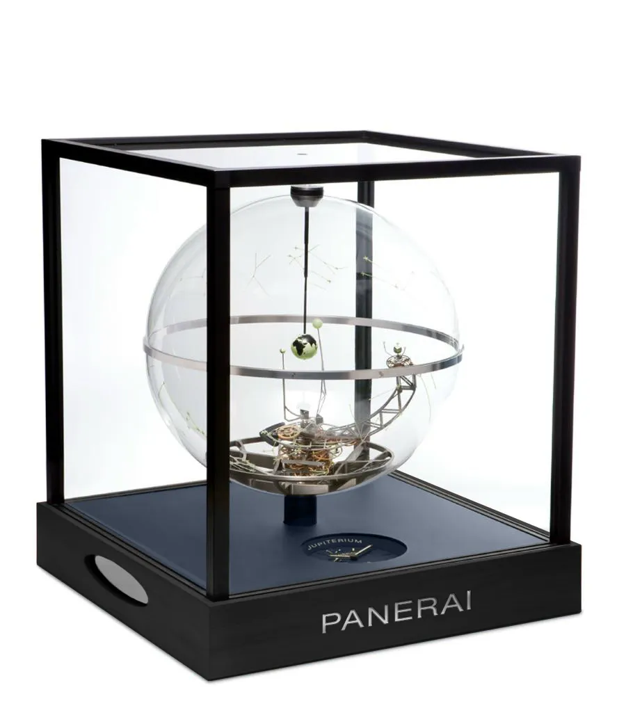 沛納海Jupiterium木星儀,行星運轉裝置由鈦金屬製成,球體中央圓環由鈦金屬製成,外部結構由黑色 鋁金屬和防反射的保護玻璃構成,設有黑色漆面桃花心木底座;具有時、分、小秒盤、第二時區、線性動力儲存顯示、萬年曆、模擬其他星體圍繞地球運轉的狀態功能;鑰匙上鍊機芯,動力儲存40日,200萬歐元。品牌提供