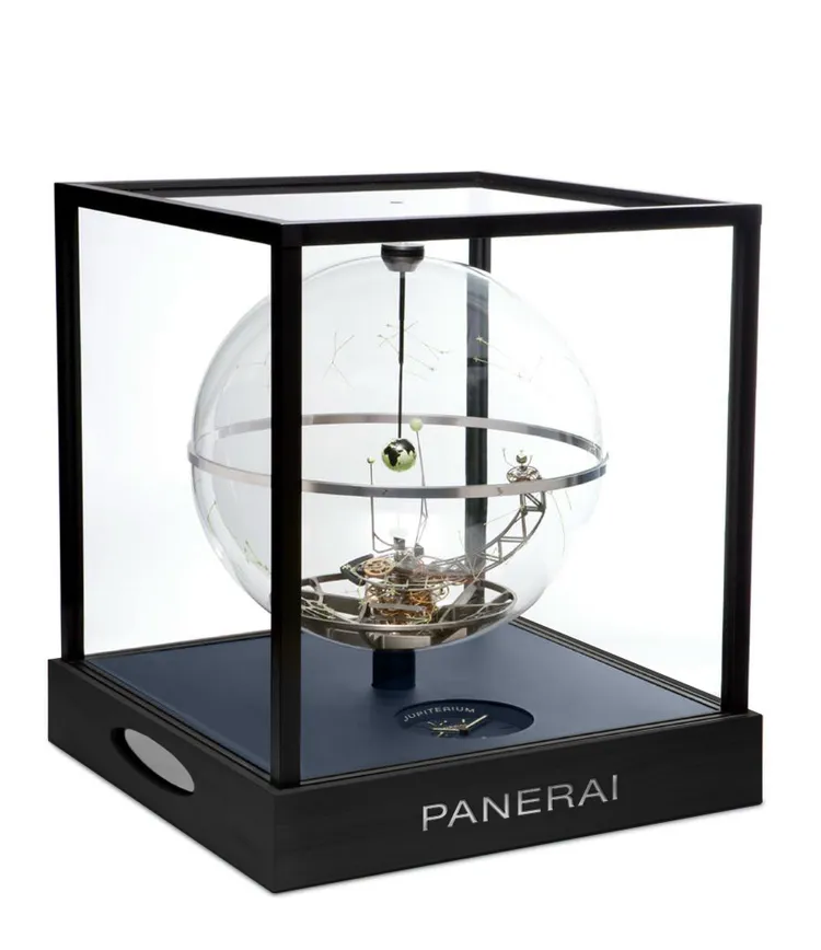 沛納海Jupiterium木星儀，行星運轉裝置由鈦金屬製成，球體中央圓環由鈦金屬製成，外部結構由黑色 鋁金屬和防反射的保護玻璃構成，設有黑色漆面桃花心木底座；具有時、分、小秒盤、第二時區、線性動力儲存顯示、萬年曆、模擬其他星體圍繞地球運轉的狀態功能；鑰匙上鍊機芯，動力儲存40日，200萬歐元。品牌提供