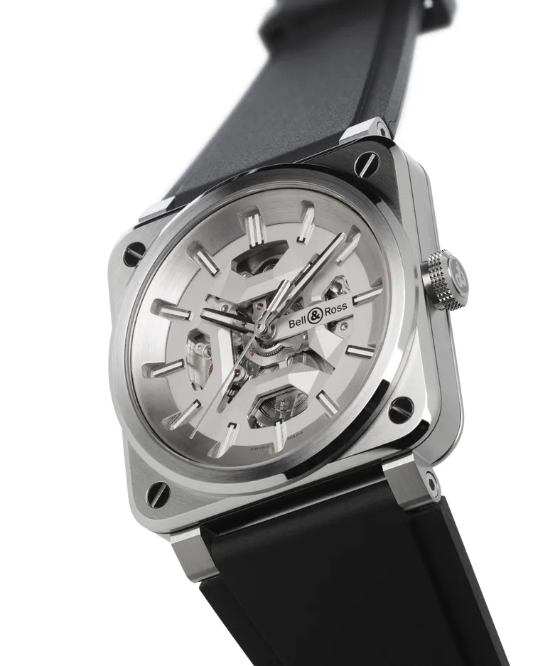 Bell & Ross BR-03 Skeleton概念錶款，41mm，灰鋼錶殼，鏤空錶盤，黑色橡膠與超強韌黑色合成織布錶帶，BR-CAL.328自動機械機芯，動力儲存54小時，防水深度100米，全球限量250只，19萬6000元。品牌提供