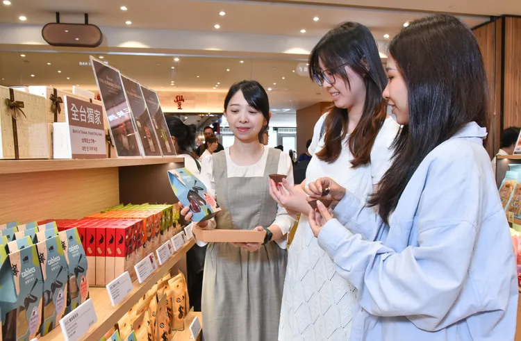 台北101 B1伴手禮專區象徵RIVON禮坊邁向國際舞台，不論是商務客或來自世界各地的旅客，品味融合法式職人手藝與台灣風土的獨特糕點魅力。業者提供