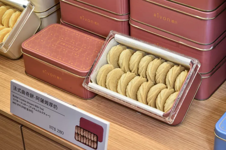 RIVON禮坊101門市延續熱門的Salut伴手禮系列，明星商品包含榮獲國際iTi風味絕佳大獎的「法式奶油雪茄捲」與「法式曲奇餅乾」等人氣伴手禮。業者提供