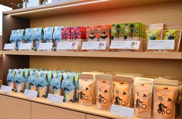 禮坊101門市首波推出限量創意巧克力系列商品，包含「70%台灣麻辣花生巧克力」、「70%台灣牛肉麵風味巧克力」、「70%台灣鹽漬梅烏龍茶巧克力」和「巧克力鳳梨酥」。業者提供