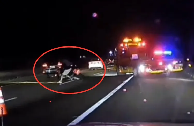 范姓騎士從車陣中穿出後，面對警車攔檢，直接90度大轉彎閃躲。翻攝畫面