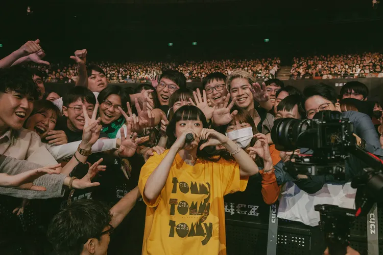 愛繆跳下台與粉絲合照。credit永峰拓也
