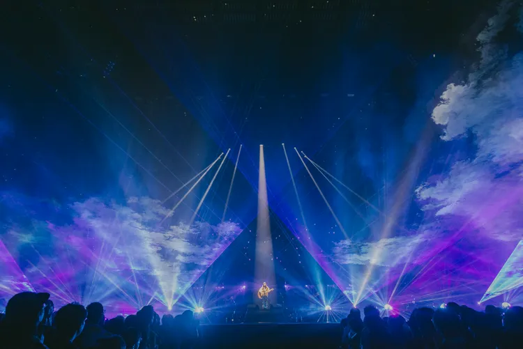 愛繆動用無人機、絢麗燈光，增添演唱會的精采度。credit永峰拓也