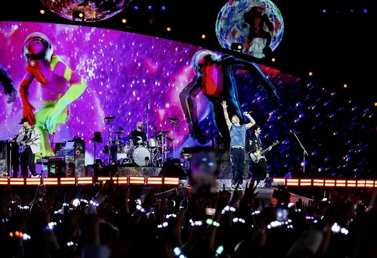 克里斯馬汀演唱在台灣創作的《WE PRAY》。翻攝Live Nation Korea