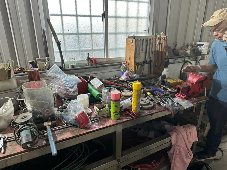 李男晚上溜回工廠改槍，當成是自家兵工廠。翻攝照片