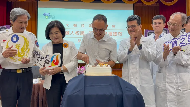 台大雲林分院今天舉辦感恩會，張老師切蛋糕象徵新生。民眾提供