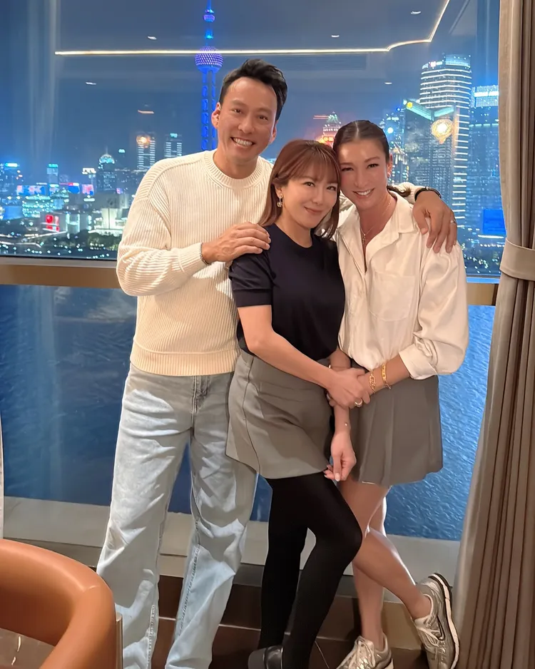 艾力克斯和詠嫻夫婦，獻身給生日祝福。翻攝佩甄臉書