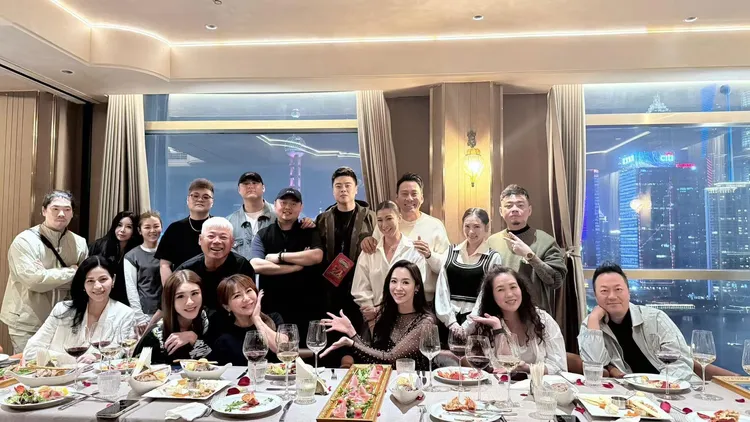 小禎在上海外灘秘密安排生日驚喜，眾多好友現身，讓佩甄驚喜哽咽。翻攝佩甄臉書
