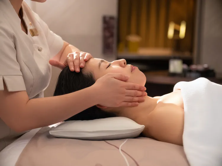 台北文華東方酒店芳療中心5/1至5/30專屬打造「Valmont奢寵之旅」，推出頂級奢華「頂峰抗皺緊提臉部護理」。台北文華東方酒店提供