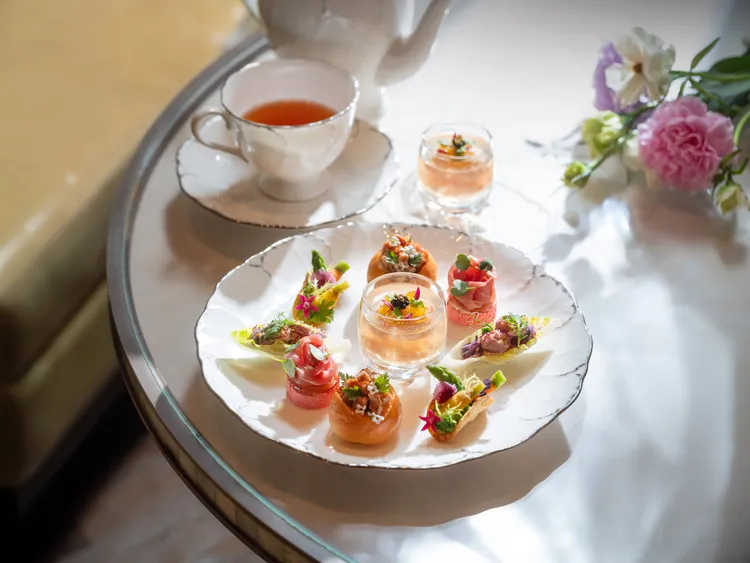 台北文華東方酒店深受名媛貴婦推崇的「青隅」，於母親節限定推出「珍寵」頂級下午茶饗宴，多款外型吸睛、鹹香迷人小點，為媽咪帶來極致優雅的尊寵食光。台北文華東方酒店提供