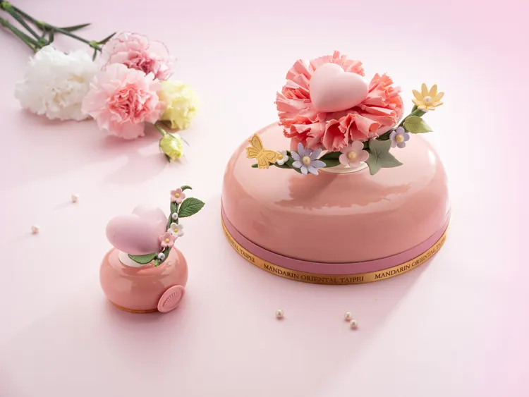 台北文華東方酒店行政西點主廚趙崇曦精心設計的母親節限定蛋糕「花語之愛」，嬌嫩花瓣宛如為母親精心準備的華麗禮物，象徵著媽咪雍容華貴的氣質。台北文華東方酒店提供