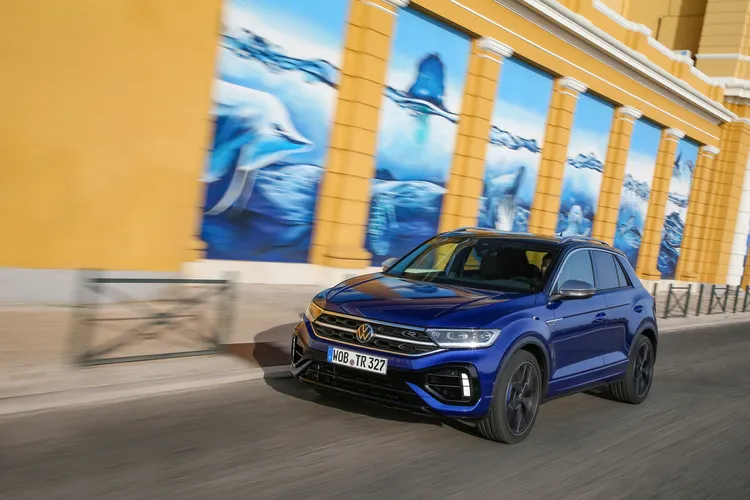 T-Roc R承襲Volkswagen R系列的熱血基因，搭載最大馬力300ps、最大扭力40.8kgm的高性能動力系統。原廠照片