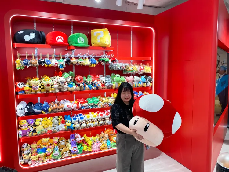 大蘑菇玩偶等較少見的限量商品，也預計成為粉絲搶購商品。莊偉祺攝