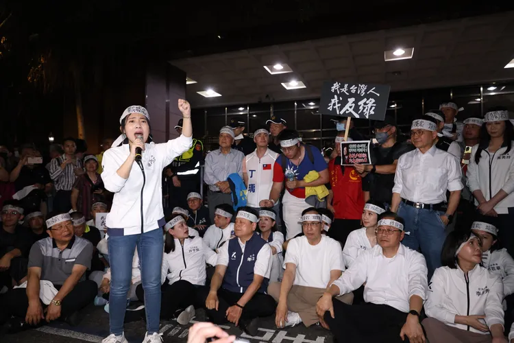 國民黨號召支持者到台北地檢署，立委徐巧芯(前)發言。彭欣偉攝