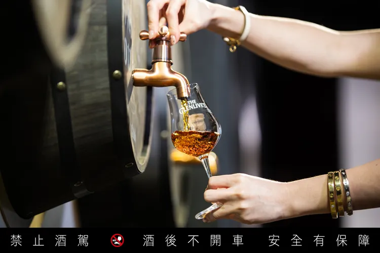 格蘭利威 「原酒摘星宴」將橡木桶帶來現場，彷彿置身酒廠桶邊品飲珍稀原酒。業者提供