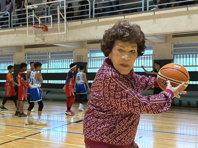 阿姑老當益壯搶球還是很有活力。李朝永提供