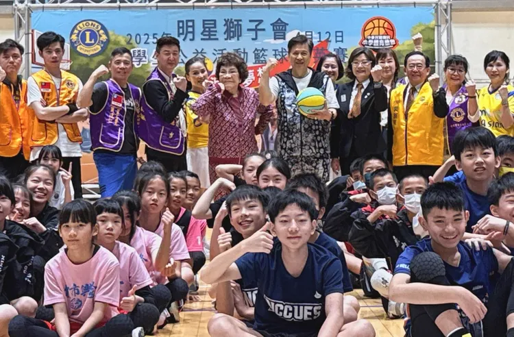 今年籃球賽圓滿落幕，阿姑、李朝永與孩子們一起合影。李朝永提供