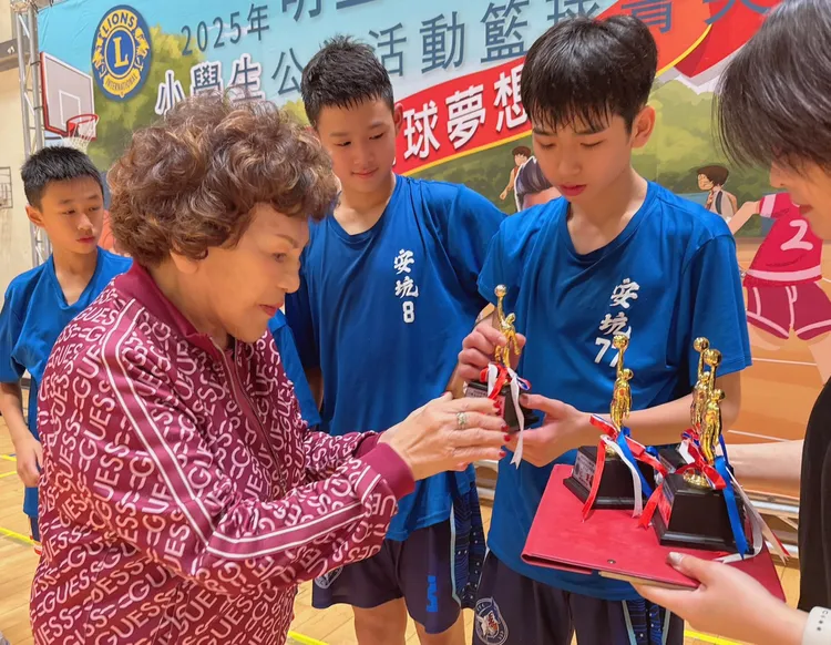 阿姑頒獎給獲勝隊伍。李朝永提供