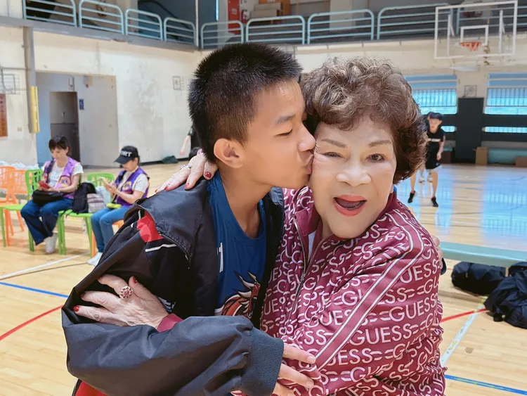 孩子搶著向阿姑索吻。李朝永提供