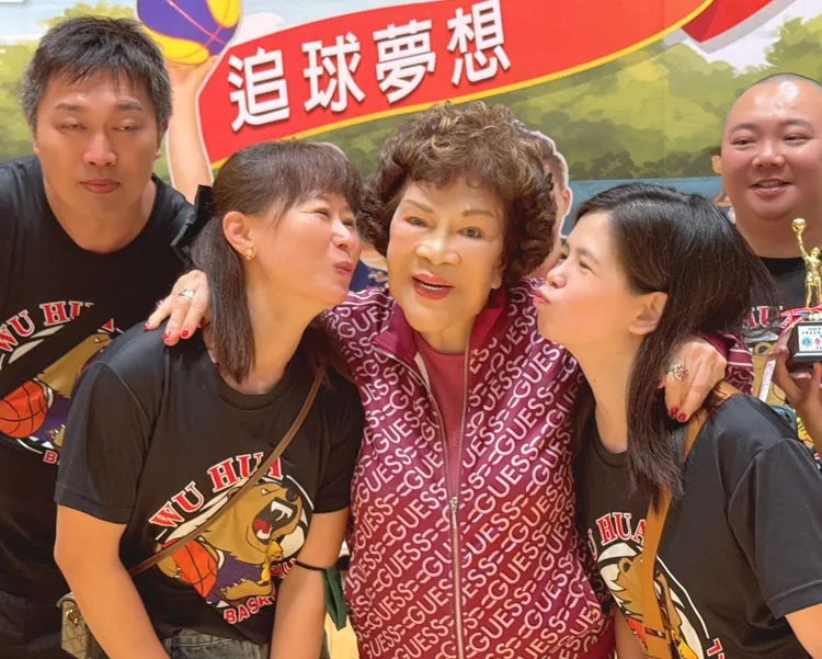 連老師都加入索吻行列，阿姑樂不可支。李朝永提供