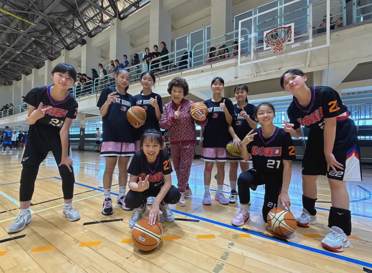 阿姑（中）說不管孩子要幾顆球都送他們。李朝永提供