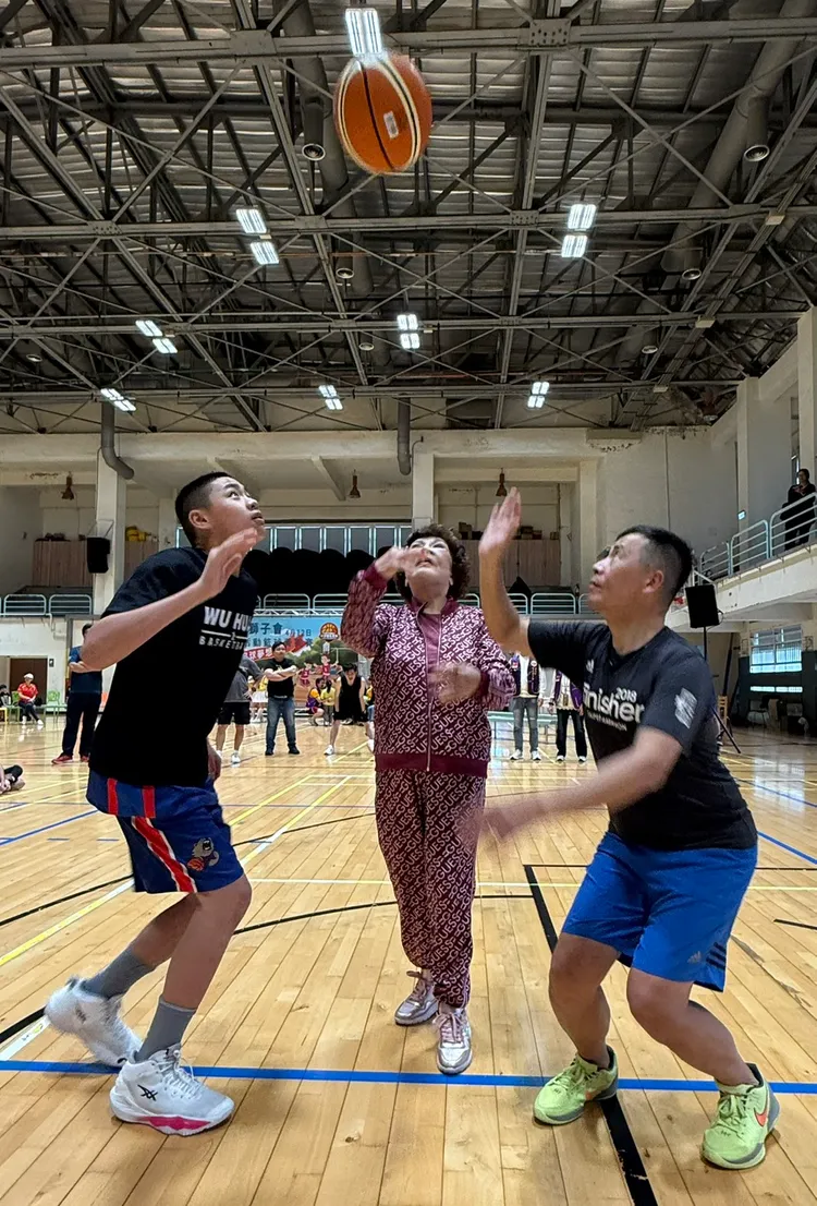 阿姑為比賽開球。李朝永提供