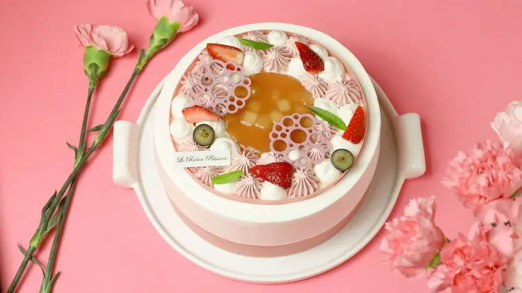 《馨香花語》為今年母親節代表之作，以柔和花果香演繹對母親的溫柔致意。業者提供