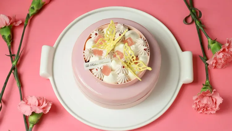 《蜜桃甜心》層層堆疊的水蜜桃酒凍，展現成熟卻不膩口的風味層次。業者提供