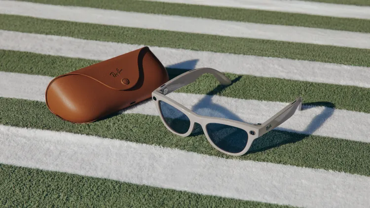 Skyler鏡框系列新增三款新組合，包括亮灰白色搭配藍寶石變色鏡片、亮黑搭配綠色鏡片，以及亮黑搭配透明鏡片。Meta提供