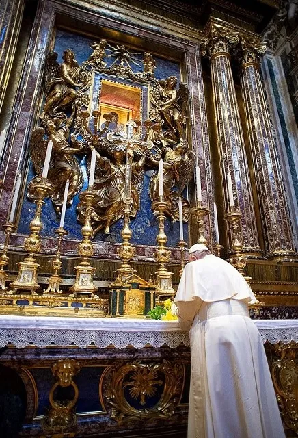 2020年方濟各在聖母大殿祈禱。 翻攝X
