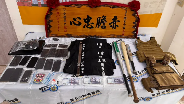 警方查扣關聖帝君匾額、堂口背心、鋁棒、誡尺等贓證物，還有犯嫌出門代步的雙B豪車。翻攝照片